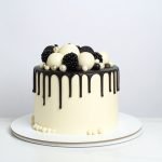 Firefly_Generate me a minimalistic thumbnail for a cake category which consists of a located 977187